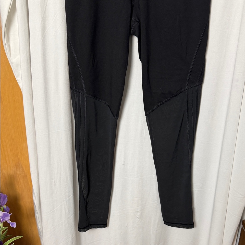 Victoria Sport Black Knockout High-Waisted Leggings with Mesh Size Medium - Picture 3 of 8